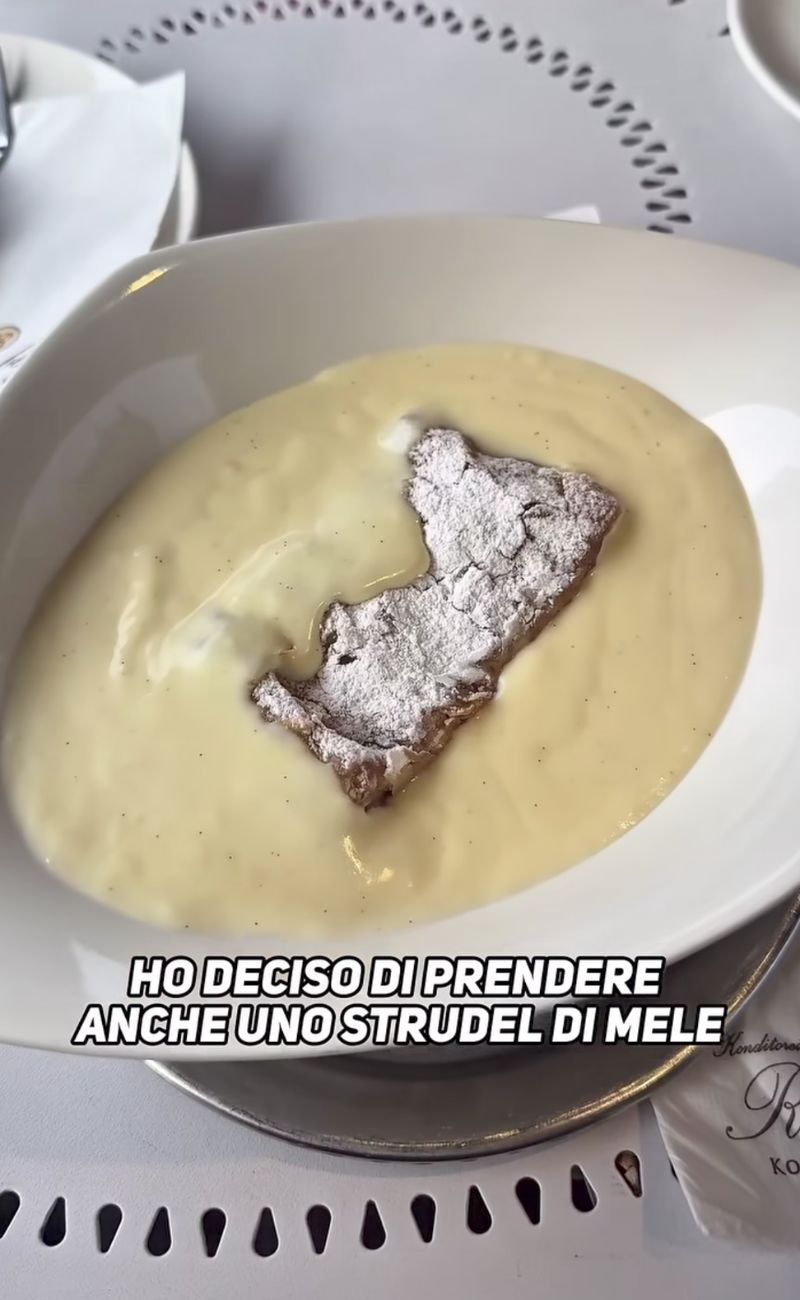 Lo strudel immerso nella crema di vaniglia è forse il dolce più "esplosivo" tra quelli ordinati - forumagricolturasociale.it