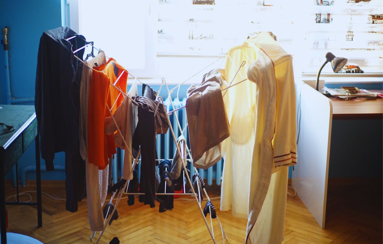 Dei panni ad asciugare dentro casa