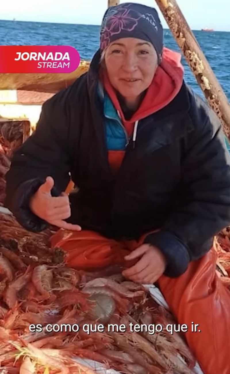 Paola a bordo del peschereccio. Credits: jornadaweb - Instagram