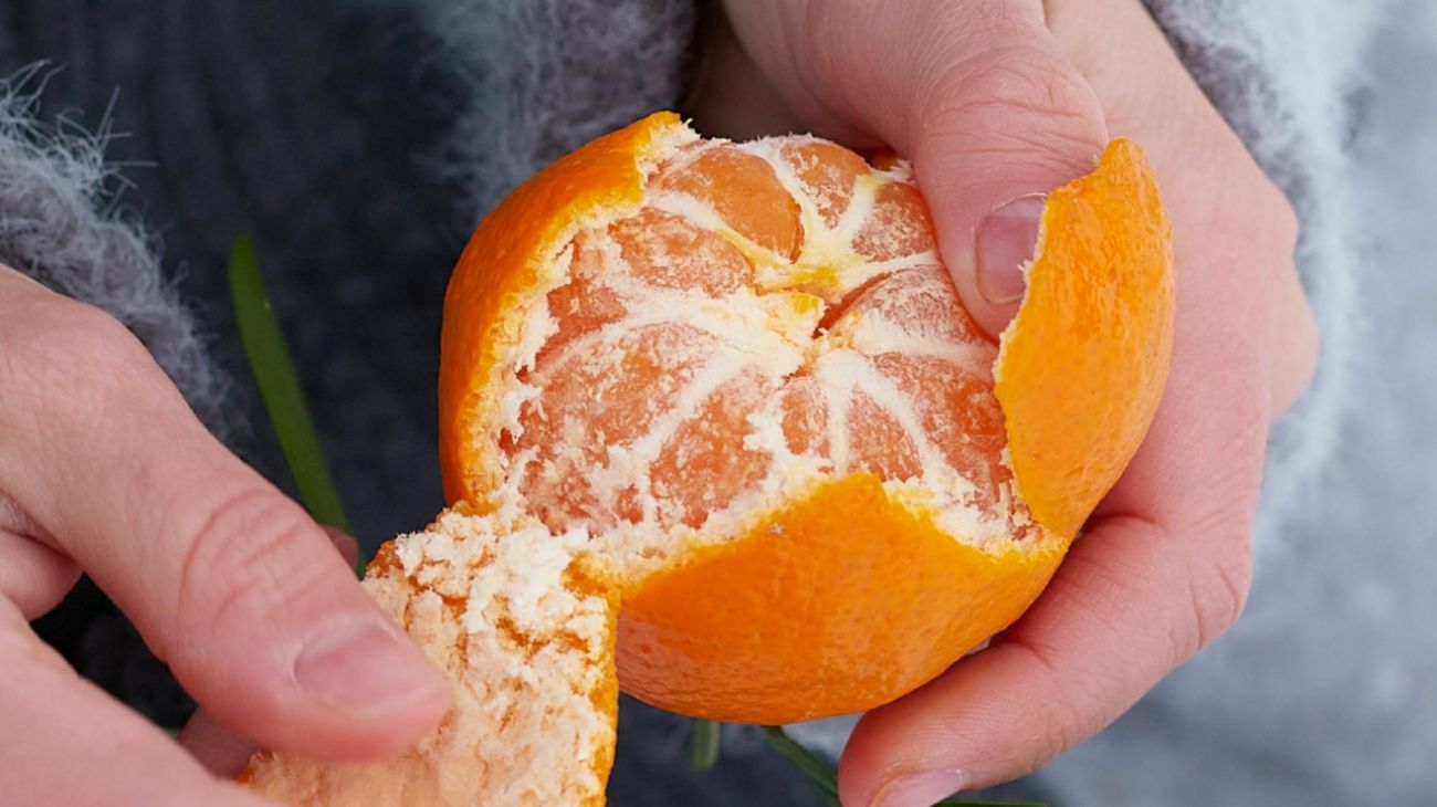 sbucciare arance mani