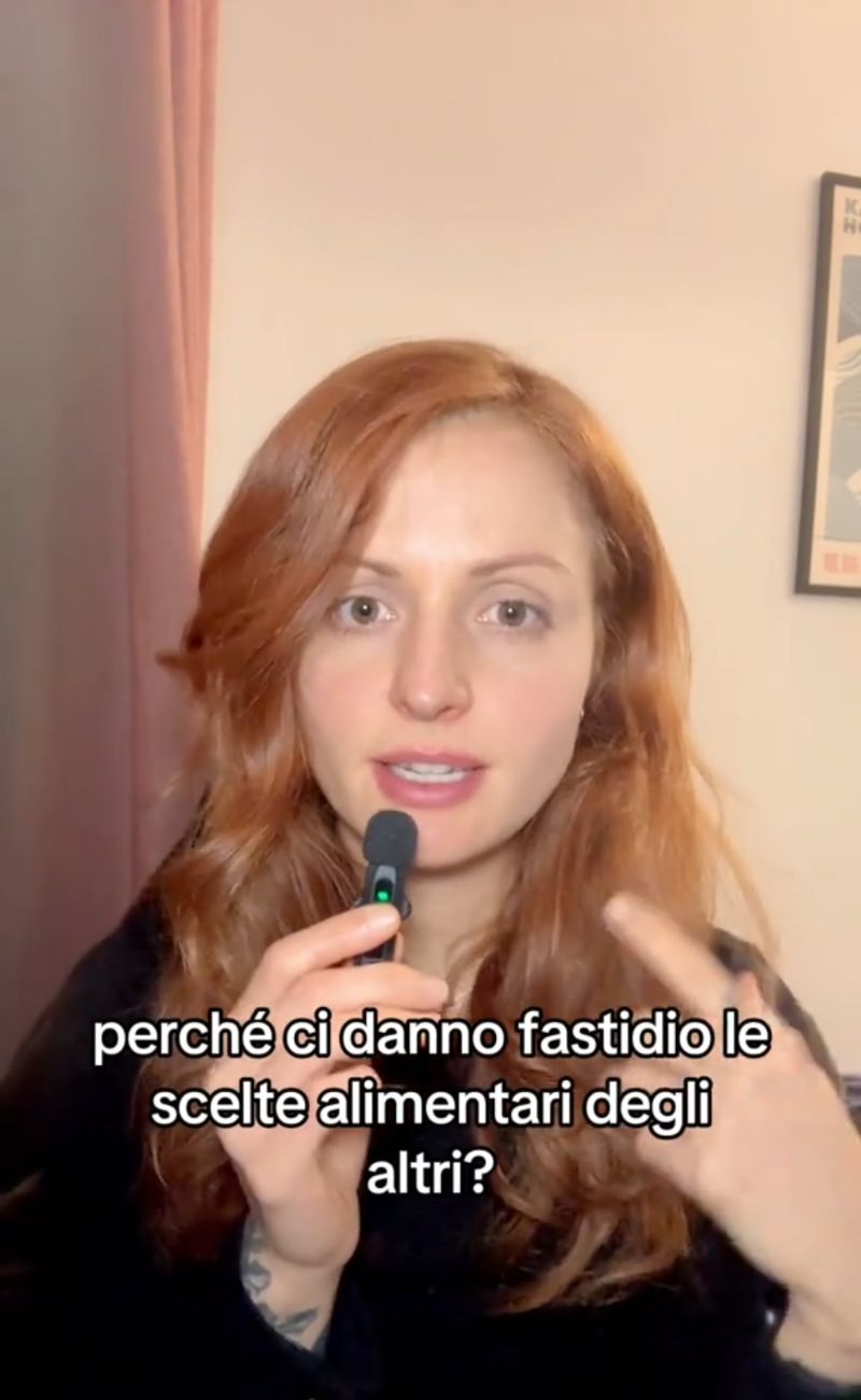 La psicologa ha spiegato perché le scelte alimentari altrui danno fastidio a molti di noi