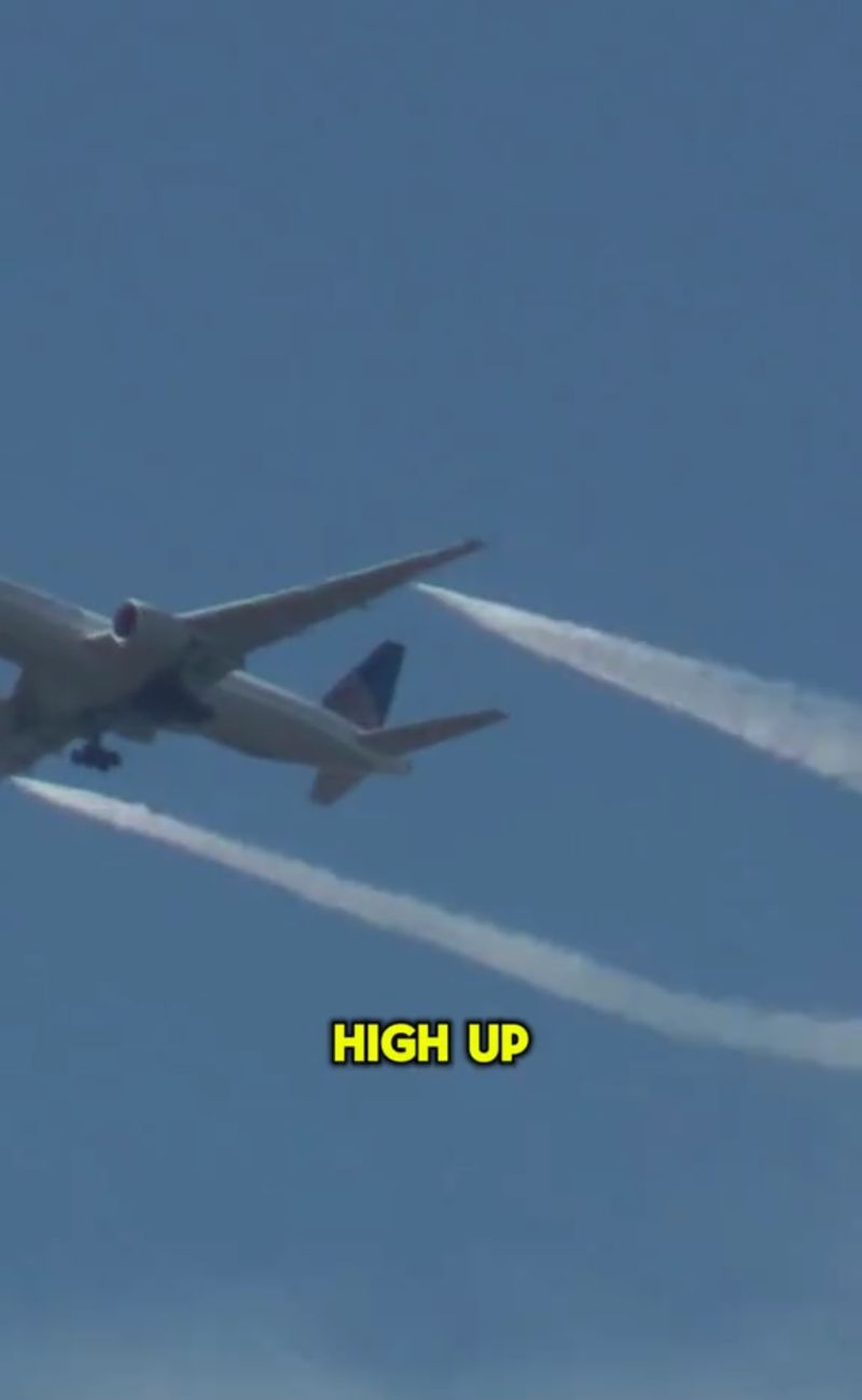 Un aereo che spruzza benzina ad altezza elevata