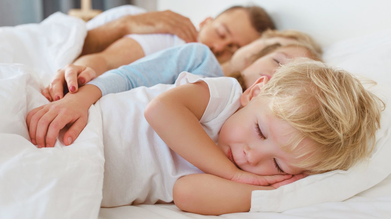 bambini letto genitori