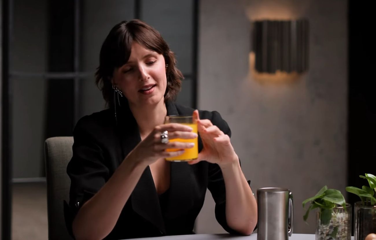 Nel corso dell'intervista, la biochimica ha letteralmente detto: "Devi darmi un sacco di soldi se vuoi che beva questo". Credits: The Diary of a CEO -youtube