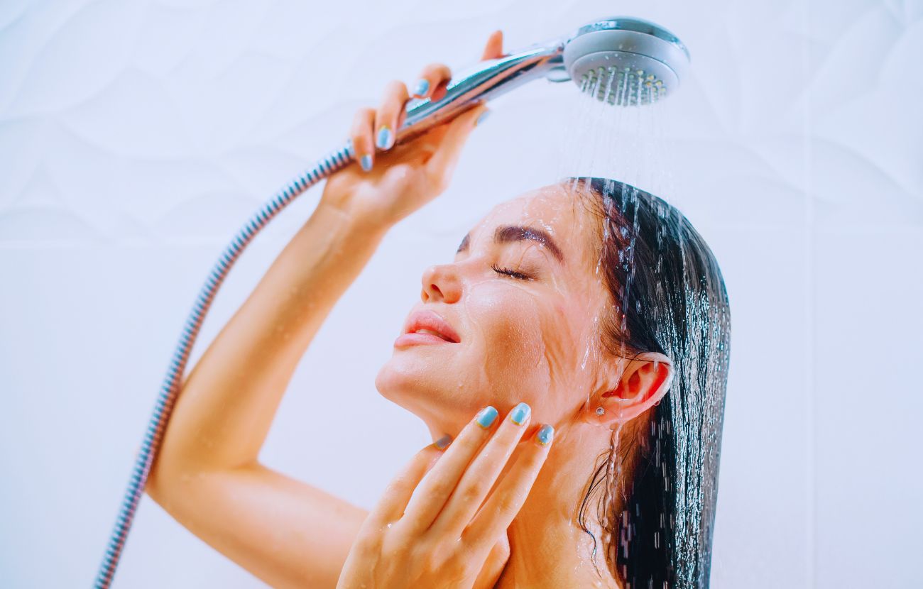 La risposta è che non c'è risposta: se una persona si sveglia e si sente poco pulita, fa bene a concedersi una doccia mattutina.