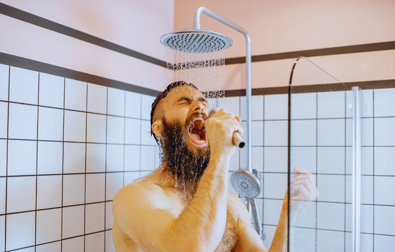 Fare la doccia una volta a settimana? Sì, se vivi da solo e non hai contatti con nessuno; no, se prendi mezzi pubblici o lavori con altre persone.