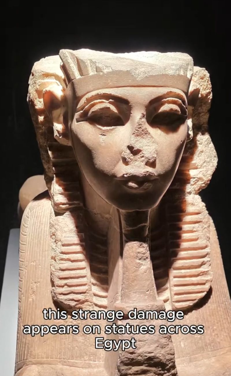 Una delle tante statue Egizie con il naso rotto