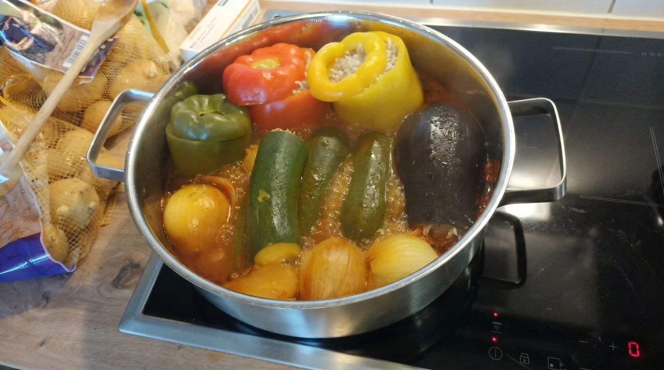 Verdure ripiene come le faceva la nonna: dal dolma dei Balcani ai peperoni del Sud Italia
