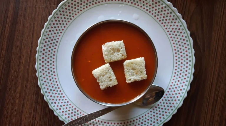 Zuppa di pomodoro della nonna con crostini: la ricetta dell'orto che profuma di casa