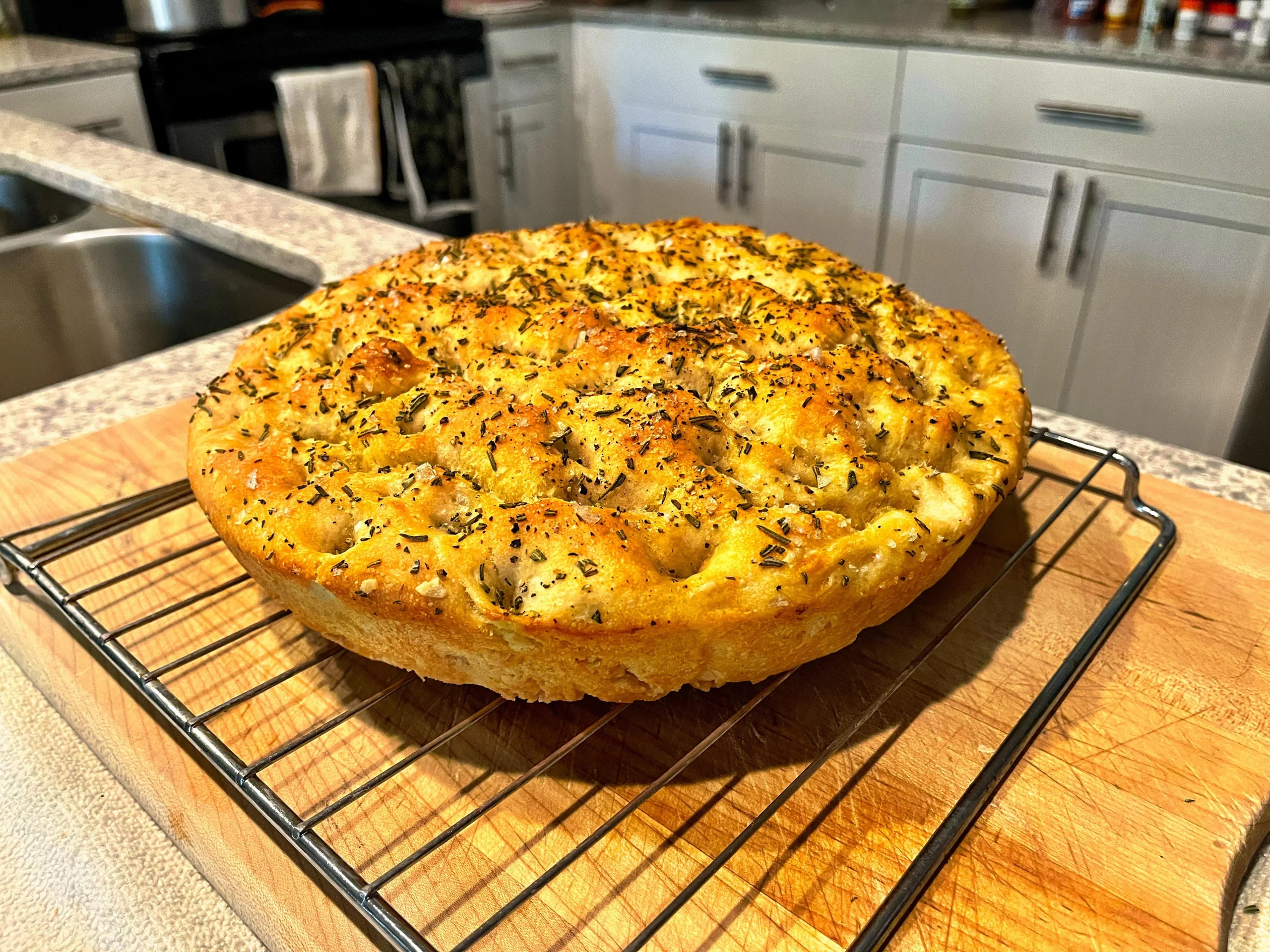 Focaccia fatta in casa come quella della nonna: storia, scienza dell'impasto e segreti per la crosta perfetta