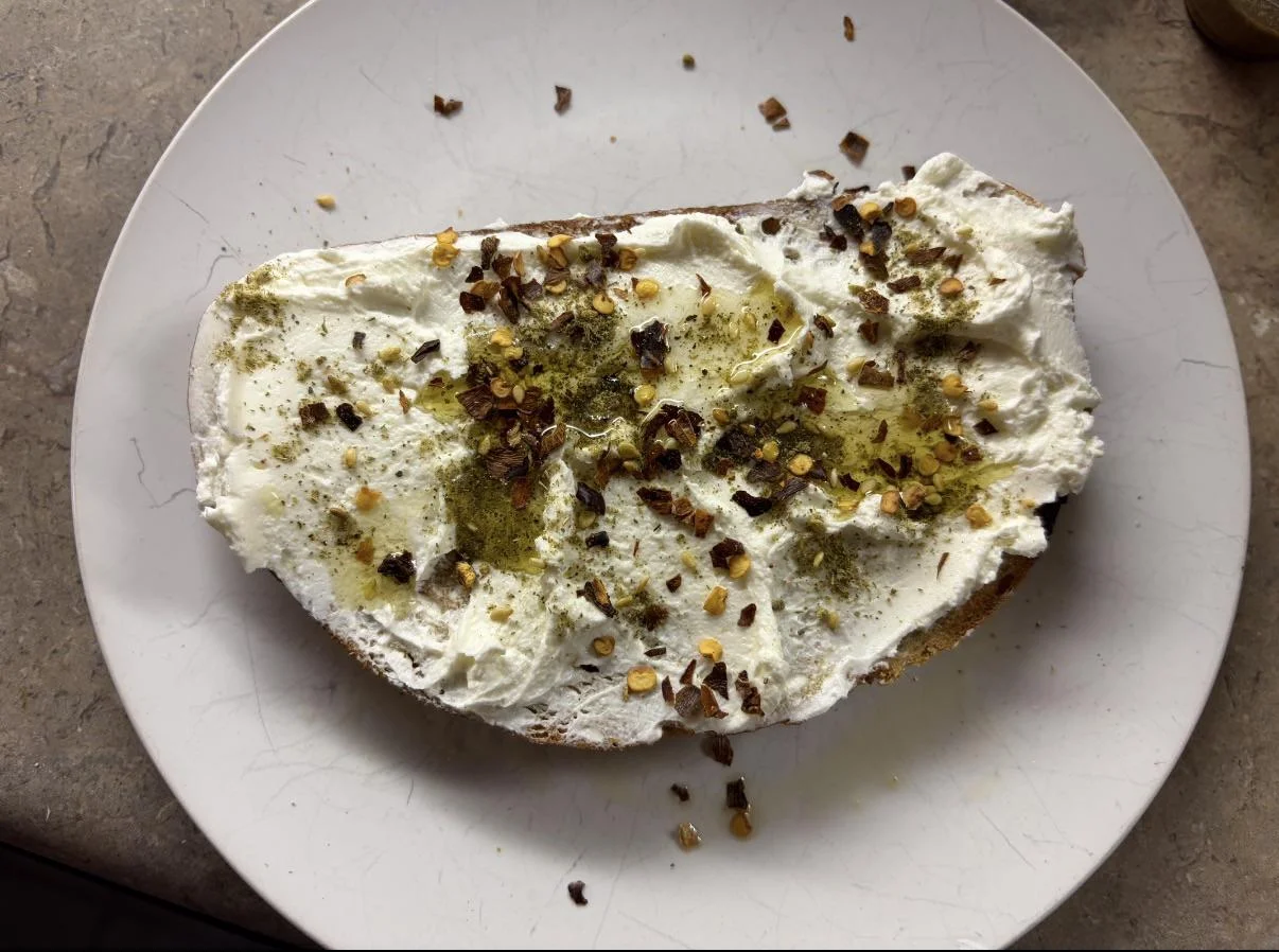 Il siero di latte e yogurt in cucina: il tesoro liquido che le nonne non buttavano mai