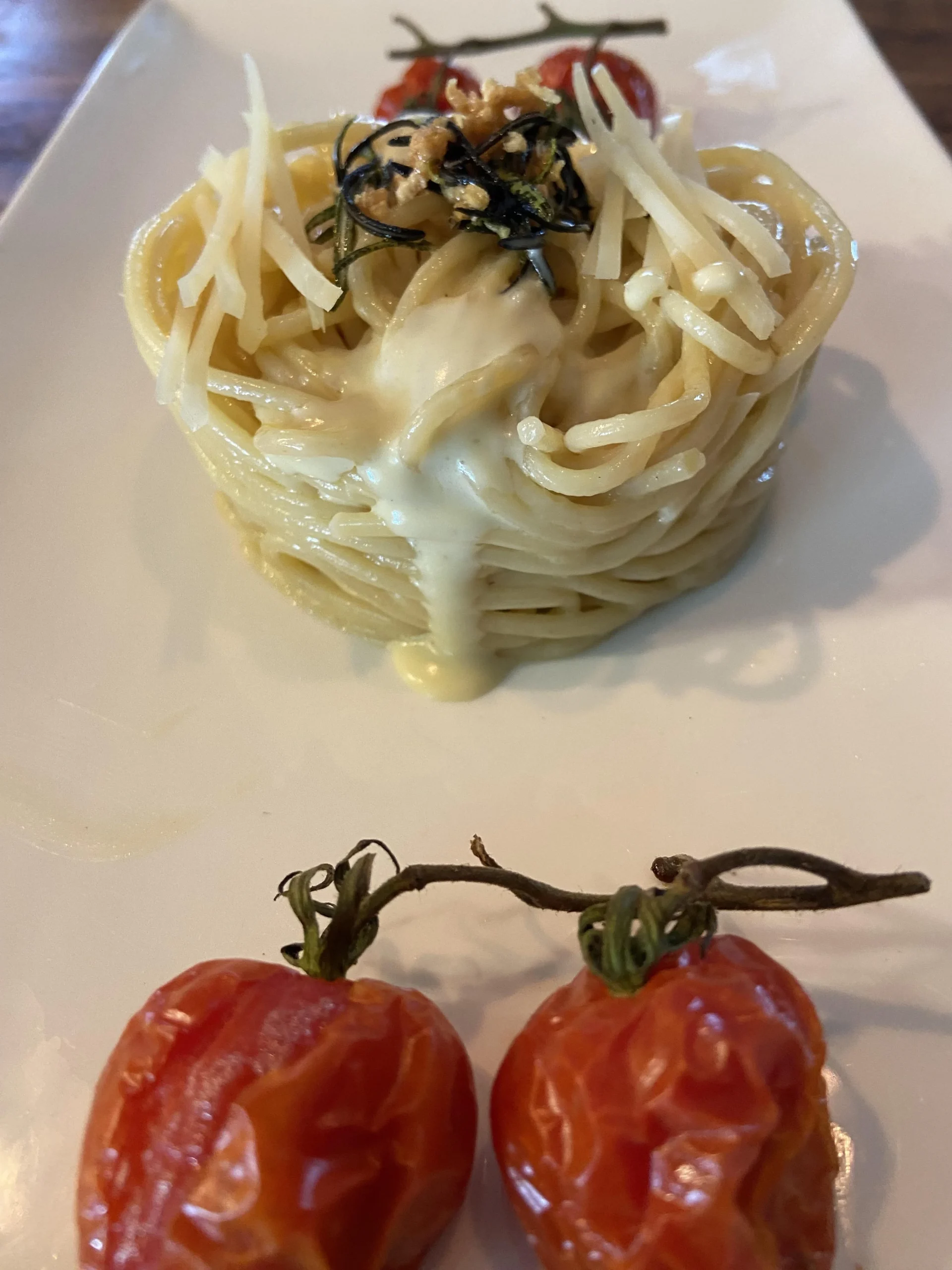 Pasta al rosmarino, aglio e parmigiano con pomodorini arrosto: la ricetta della nonna che sa di orto