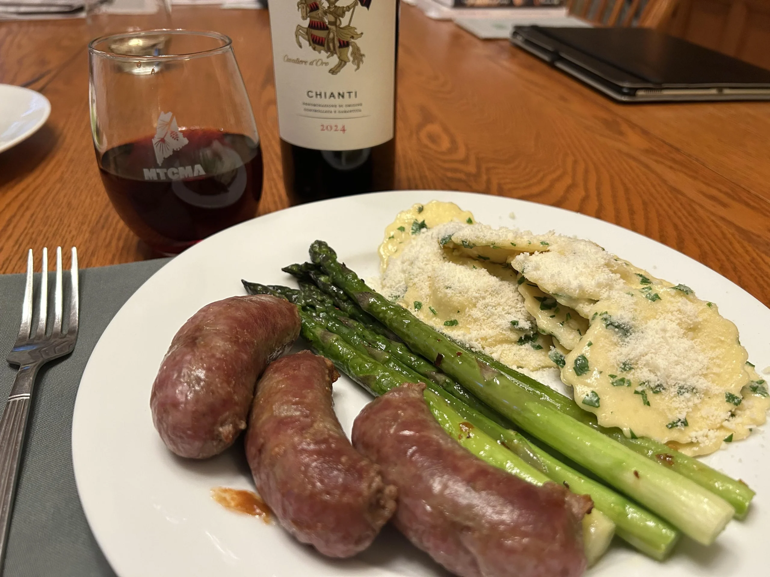 Ravioli della nonna con asparagi selvatici e salsiccia: la ricetta contadina di primavera