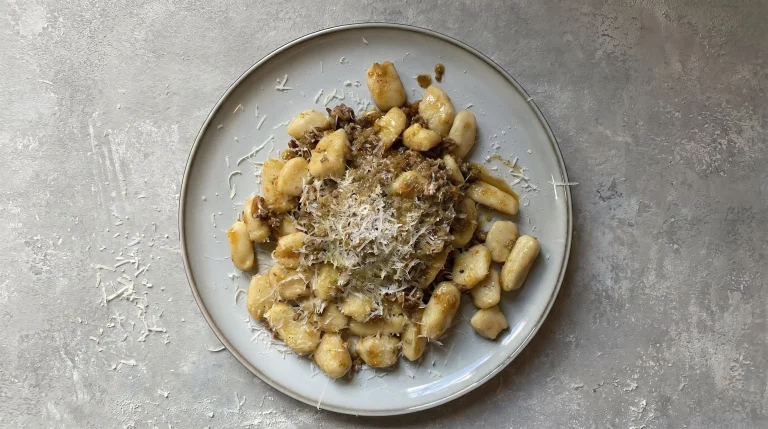 Gnocchi fatti in casa con ragù alla greca: la magia di cannella e origano sulla carne