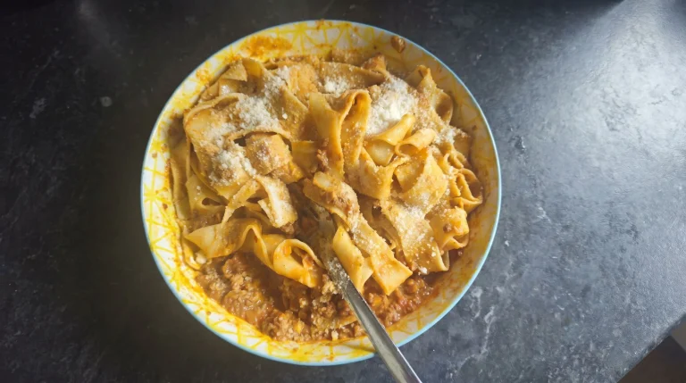Il ragù della nonna: storia, segreti e ricetta originale del vero bolognese