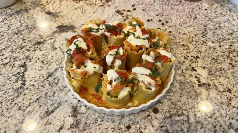 Lasagne estive in rotolini con zucchine e salsa di pomodorini: la ricetta leggera che profuma di orto