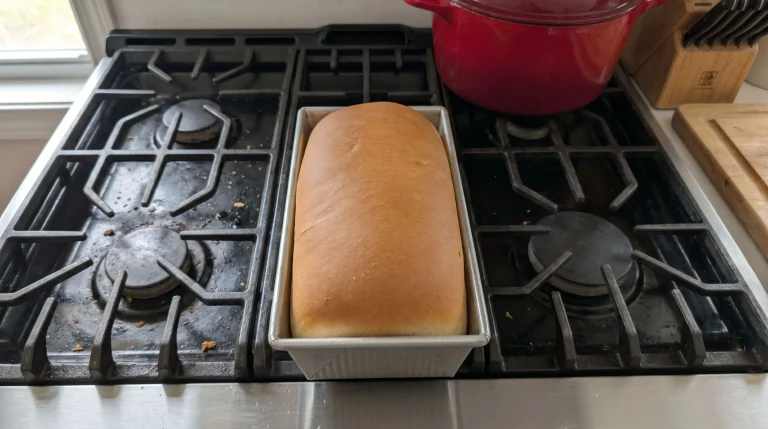 Pane in cassetta fatto in casa: la ricetta della nonna per una mollica morbidissima senza stampo professionale