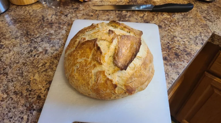 Pane senza impasto: la ricetta lenta che riporta in cucina i gesti della nonna