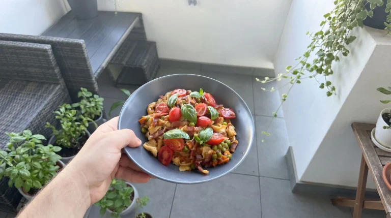 Pappardelle della nonna con piselli, pomodorini e pancetta: la scienza dietro la pasta fatta a mano