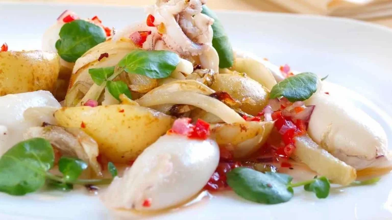 Insalata patate e calamari in mostra