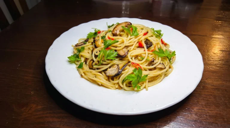 Spaghetti aglio olio e funghi: la ricetta della nonna che profuma di bosco