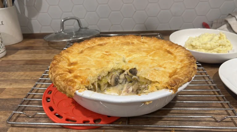 Torta salata di pollo, porri e funghi: la ricetta antispreco della domenica