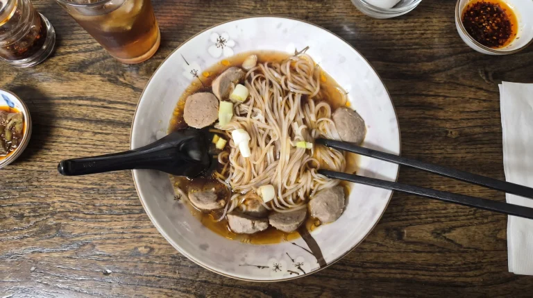 Zuppa di noodles di riso con polpette: la ricetta di recupero in stile nonna asiatica