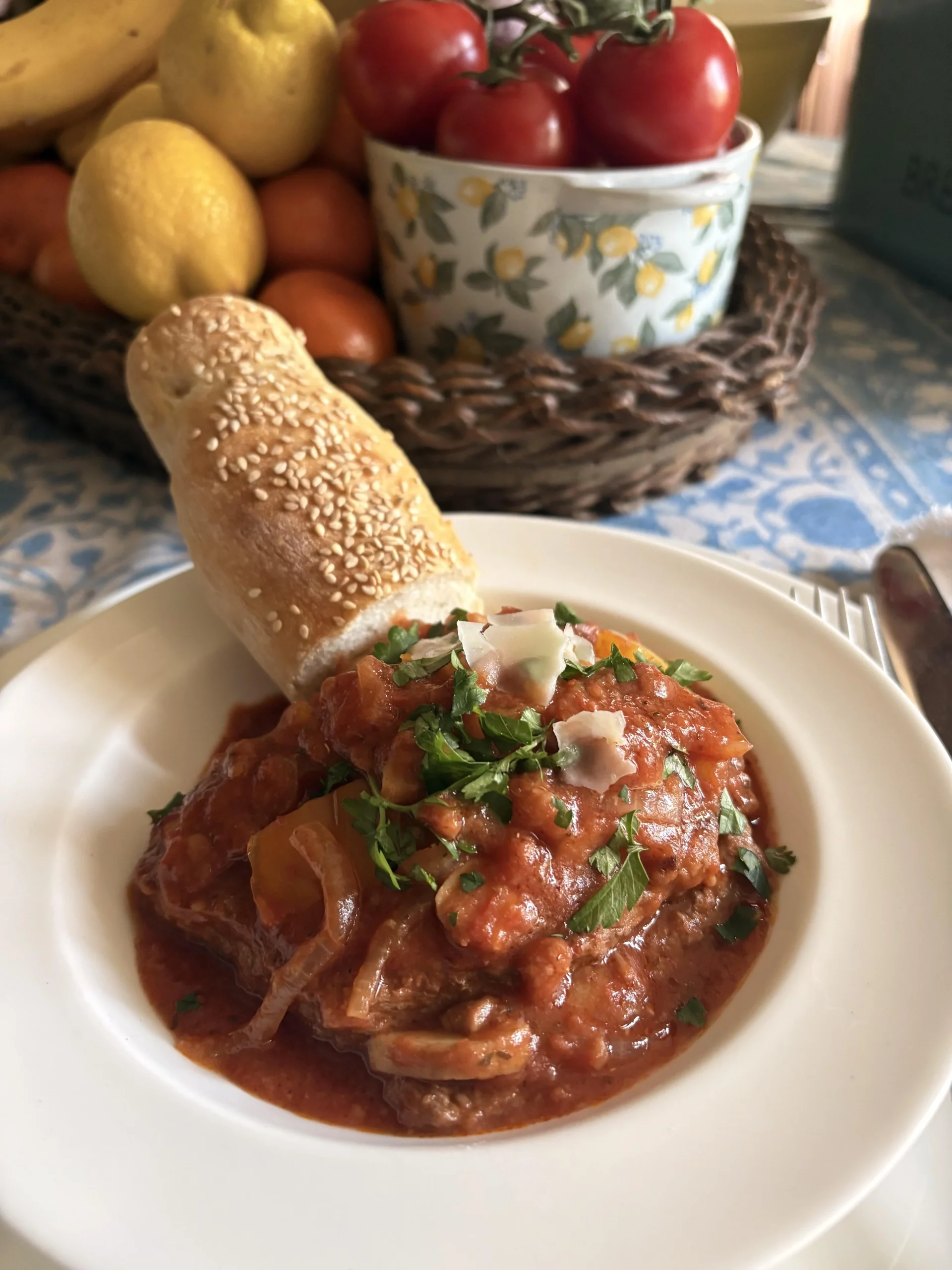 Carne alla pizzaiola: la ricetta napoletana della nonna che intenerisce anche il taglio più povero