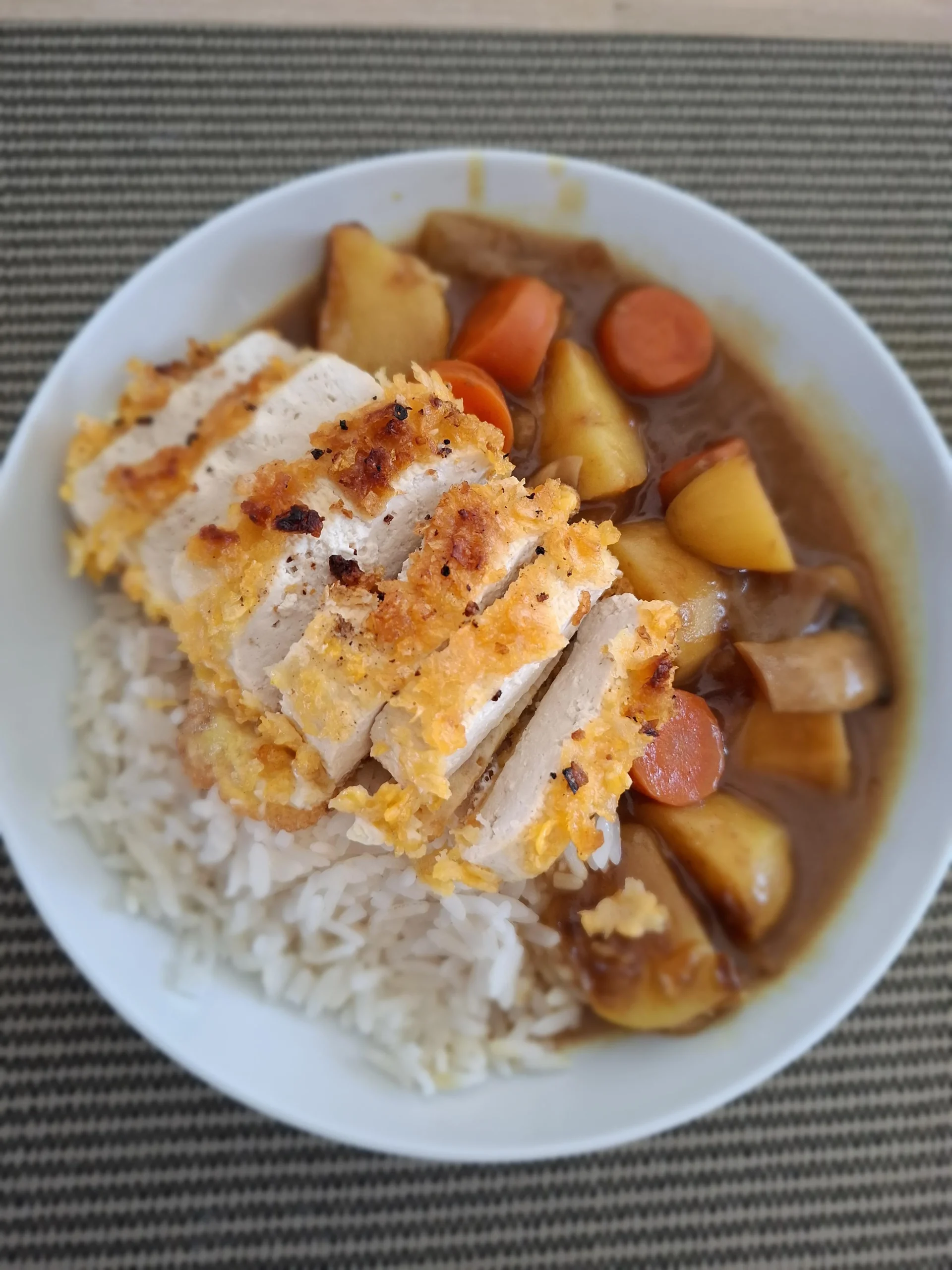 Curry giapponese con tofu croccante: la ricetta casalinga che conquista anche le nonne