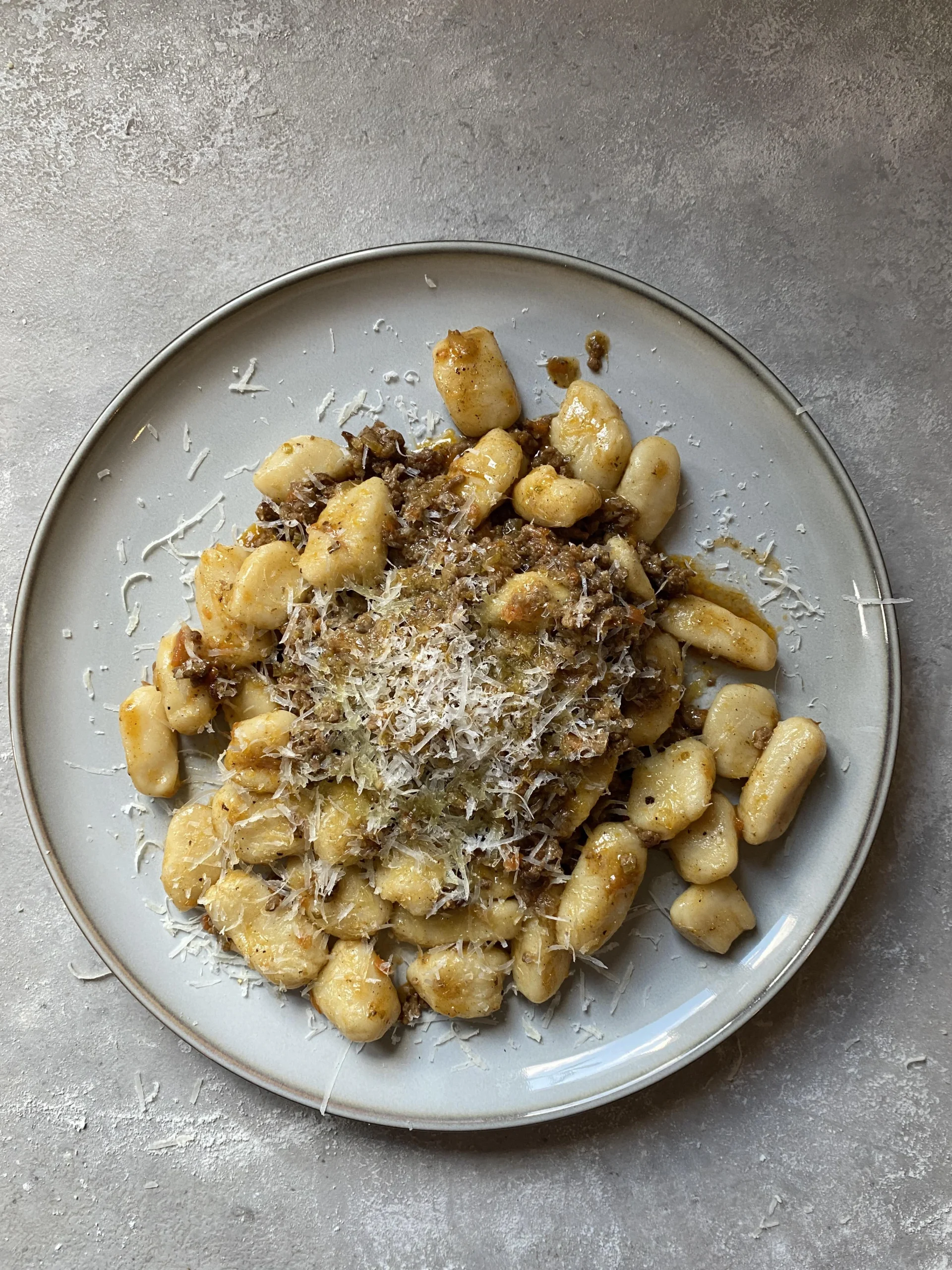 Gnocchi fatti in casa con ragù alla greca: la magia di cannella e origano sulla carne