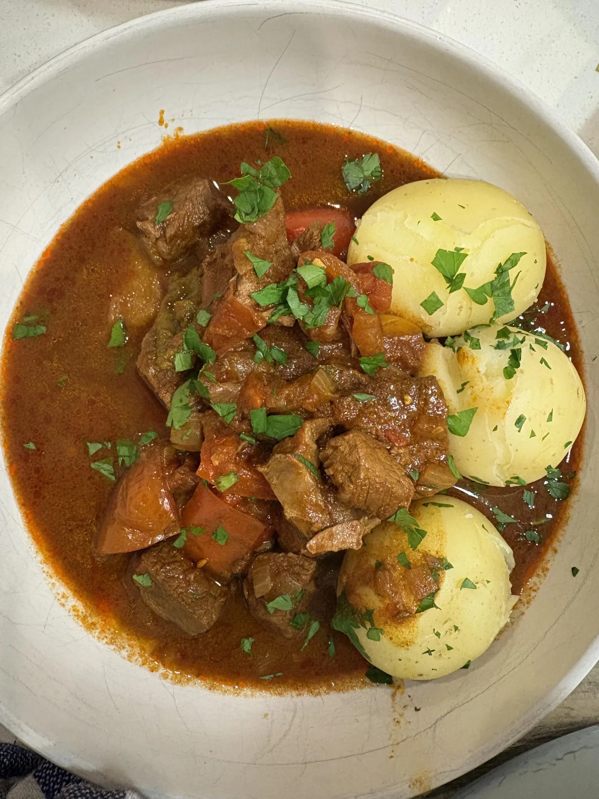 Gulasch ungherese a cottura lenta: la ricetta vera e i segreti per un piatto morbido come quello della nonna