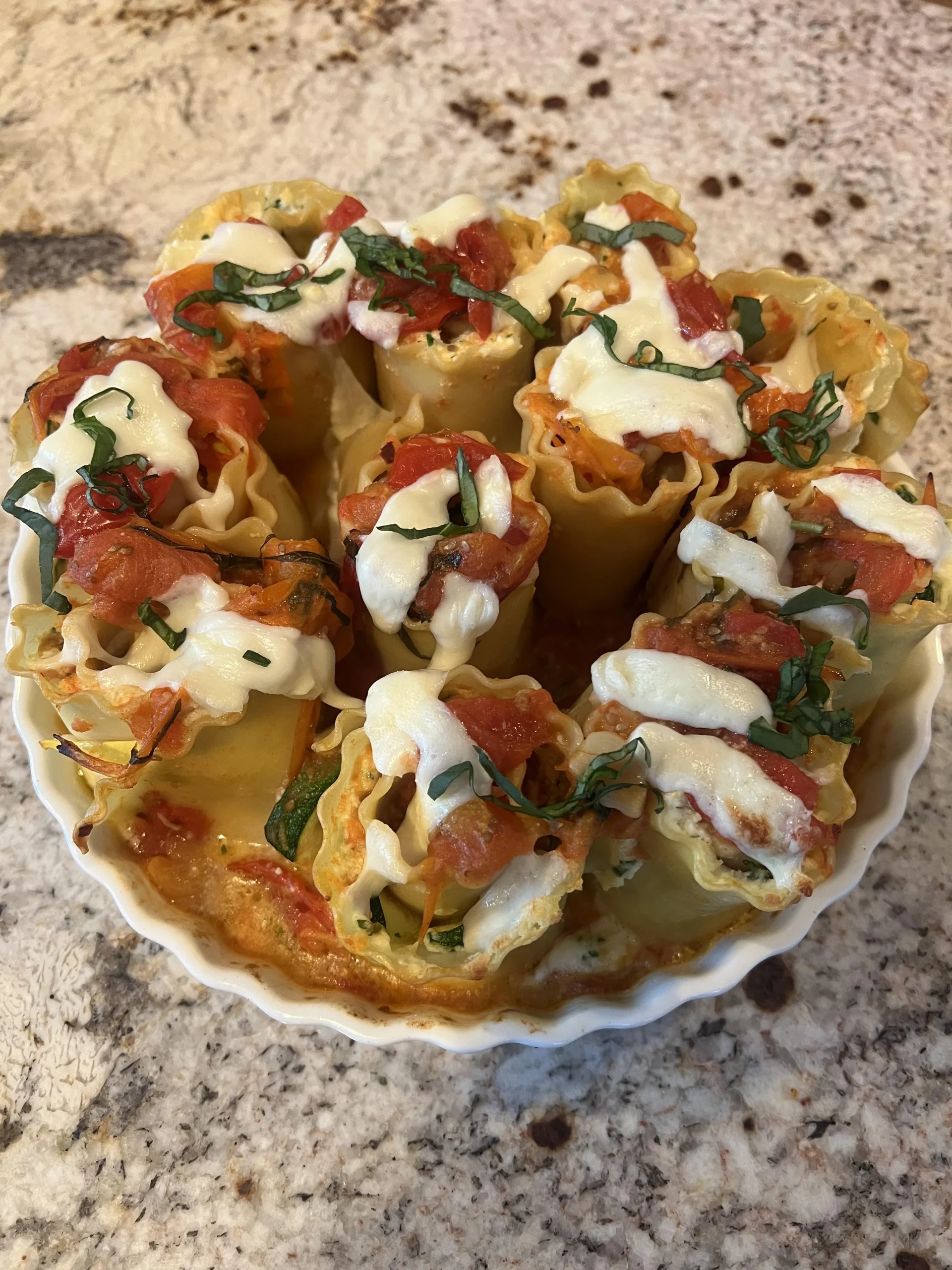Lasagne estive in rotolini con zucchine e salsa di pomodorini: la ricetta leggera che profuma di orto
