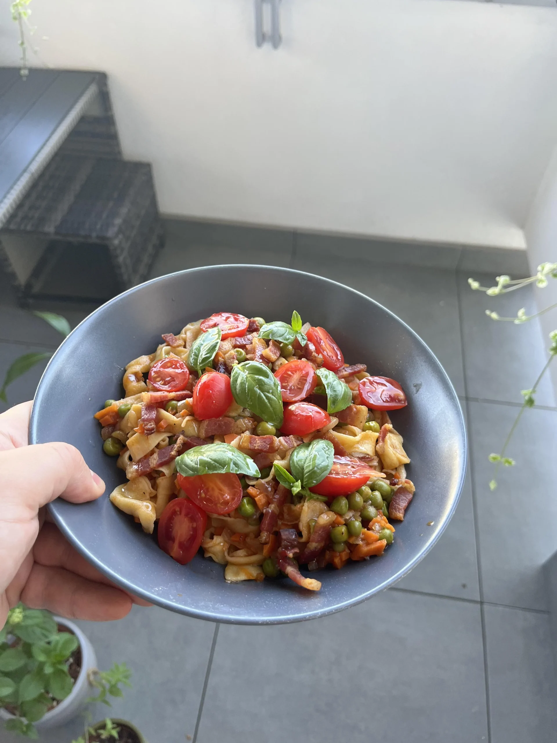 Pappardelle della nonna con piselli, pomodorini e pancetta: la scienza dietro la pasta fatta a mano