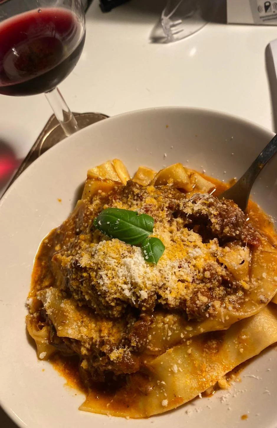 Ragù di stinco di manzo con pappardelle: il segreto della cottura lenta come faceva la nonna