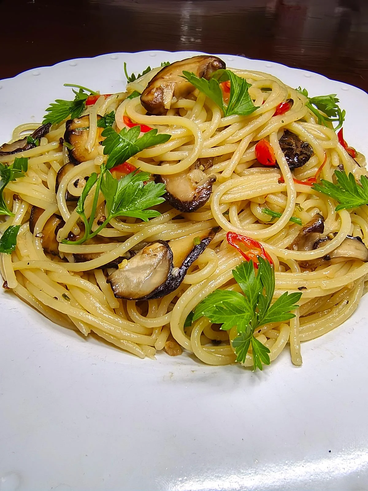 Spaghetti aglio olio e funghi: la ricetta della nonna che profuma di bosco