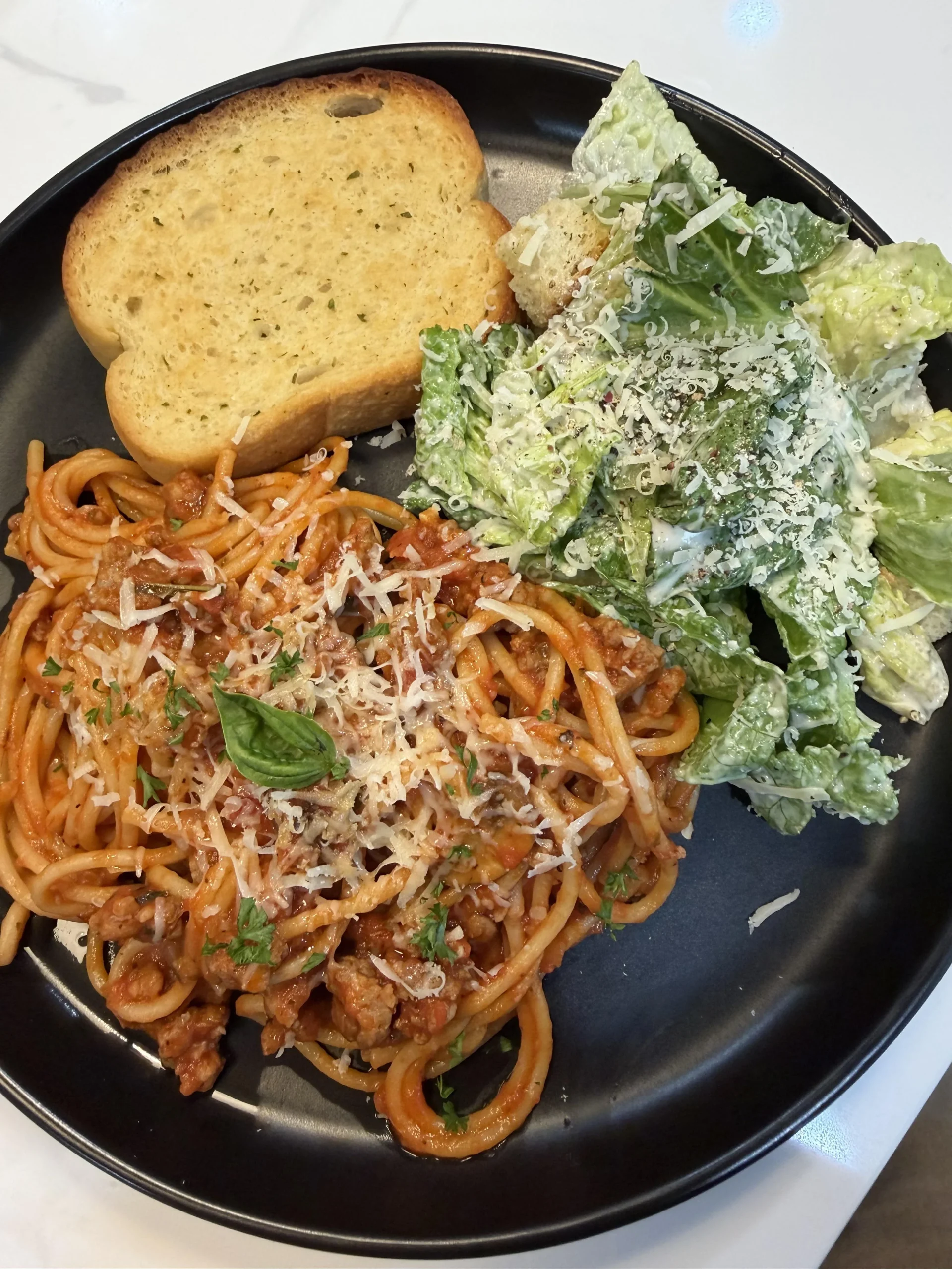 Spaghetti con salsiccia, basilico e prezzemolo dell'orto: la ricetta della nonna che profuma di casa