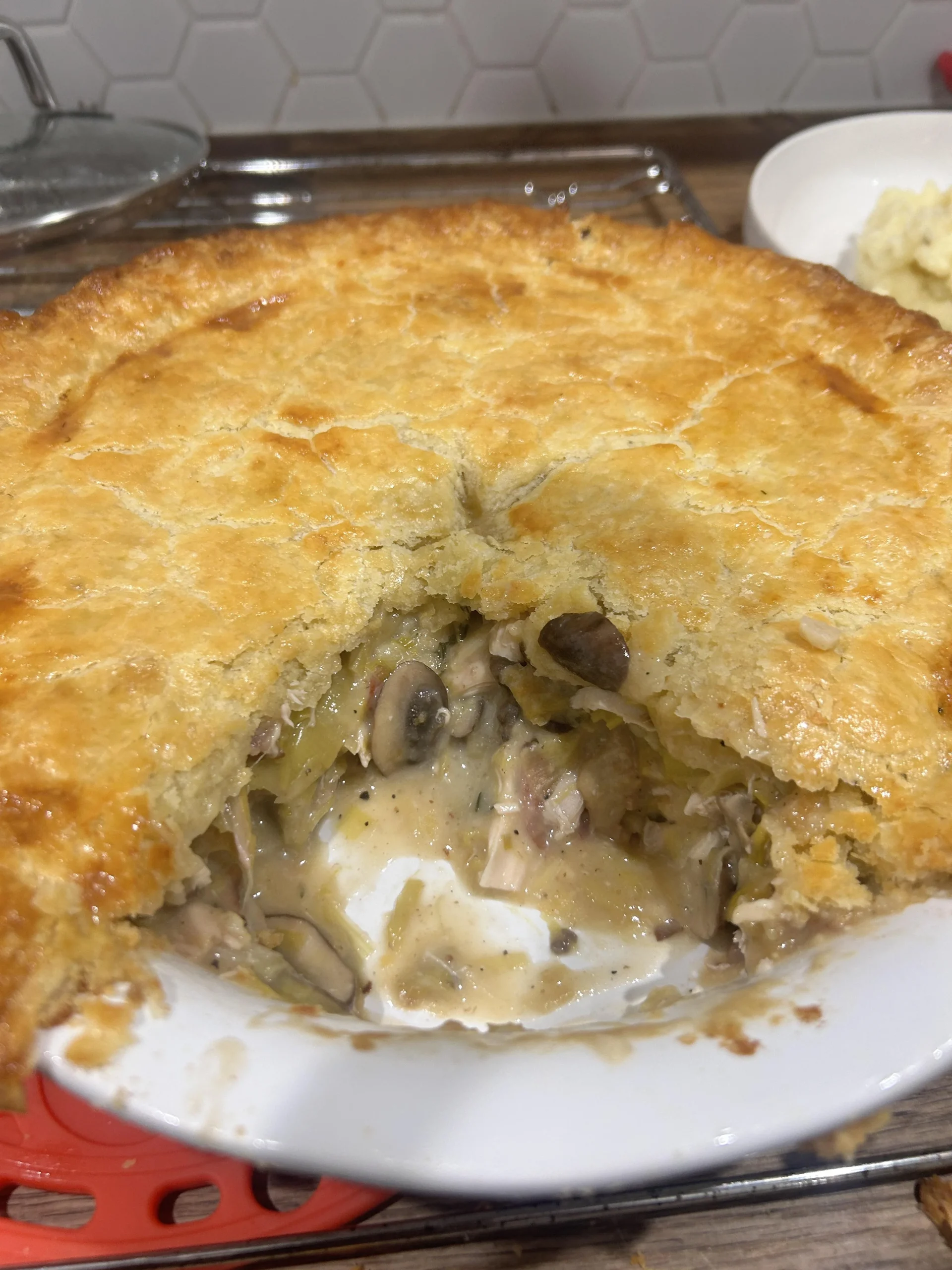 Torta salata di pollo, porri e funghi: la ricetta antispreco della domenica