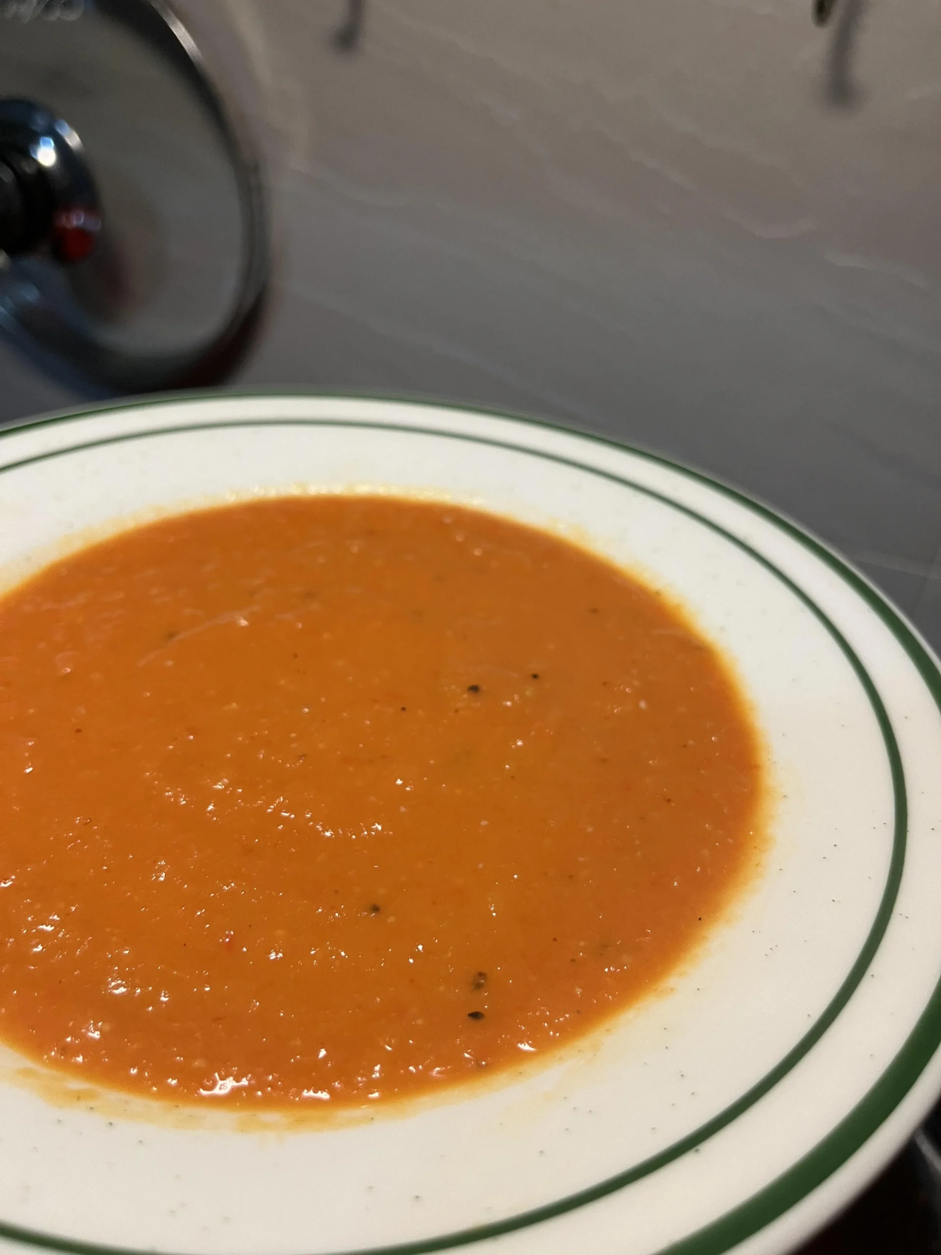 Vellutata di peperoni arrostiti e pomodoro: la ricetta della nonna che sa di stufa a legna