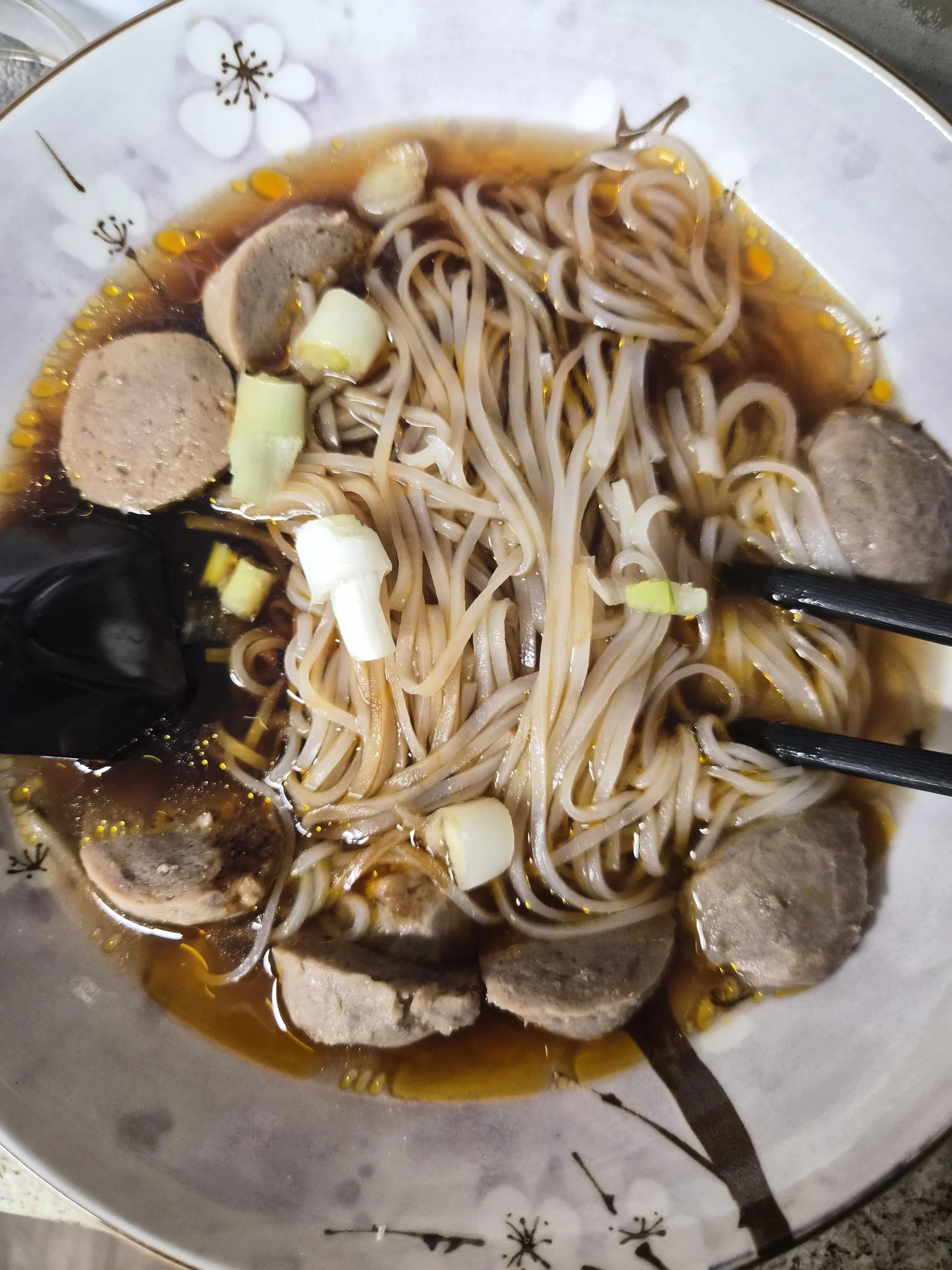 Zuppa di noodles di riso con polpette: la ricetta di recupero in stile nonna asiatica