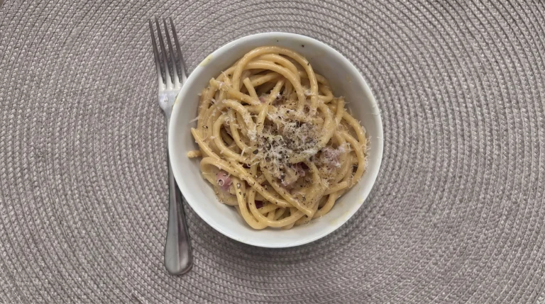 Carbonara della nonna: la vera ricetta romana con guanciale, pecorino e uova (senza panna)