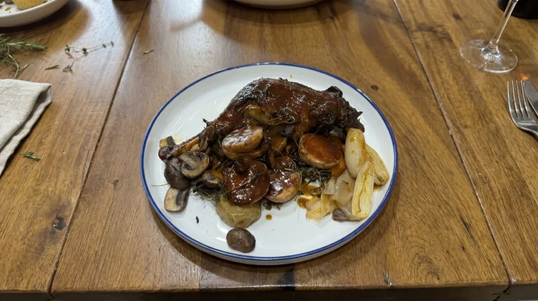 Coq au vin: la ricetta contadina francese del gallo al vino, storia e segreti della cucina di una volta