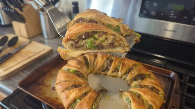 Corona di sfoglia ripiena con manzo, peperoni e provola: la torta salata rustica da condividere