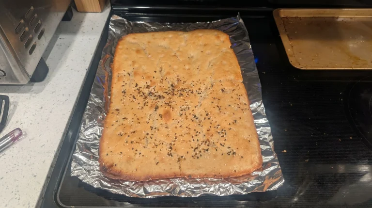 Focaccia della nonna: la ricetta tradizionale per un impasto morbido, alto e fragrante