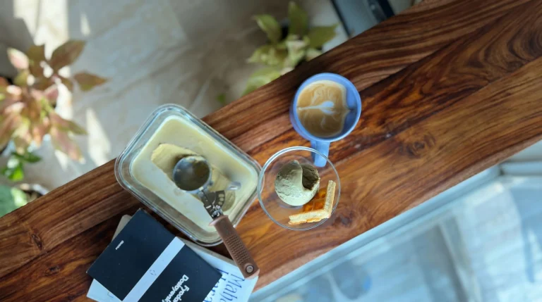 Gelato al pistacchio fatto in casa senza gelatiera: la ricetta cremosa come la faceva la nonna