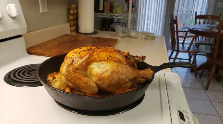 Pollo arrosto in padella di ghisa: la ricetta della nonna con il fondo che diventa salsa