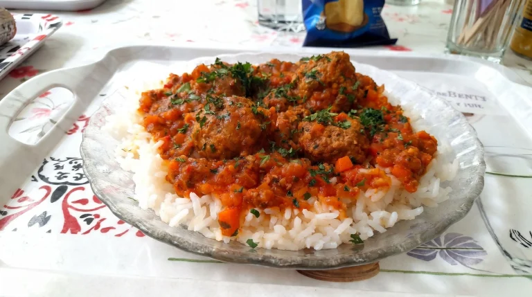 Polpette della nonna al sugo: la ricetta tradizionale con il soffritto di casa