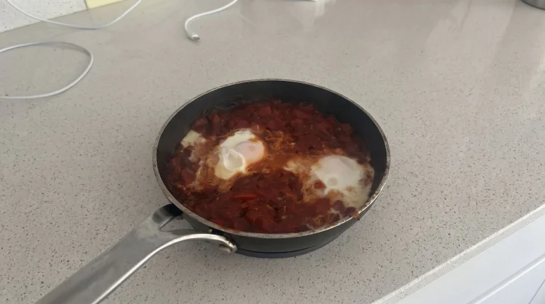 Shakshuka: la ricetta tradizionale delle uova in camicia nel sugo di pomodoro speziato
