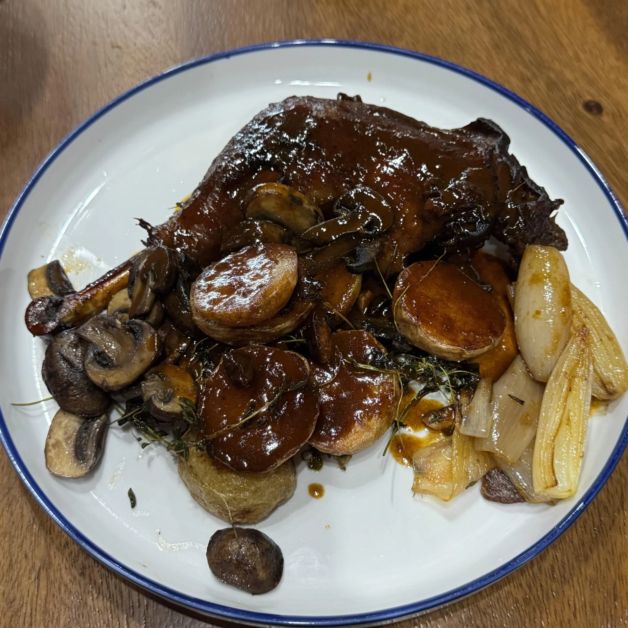 Coq au vin: la ricetta contadina francese del gallo al vino, storia e segreti della cucina di una volta