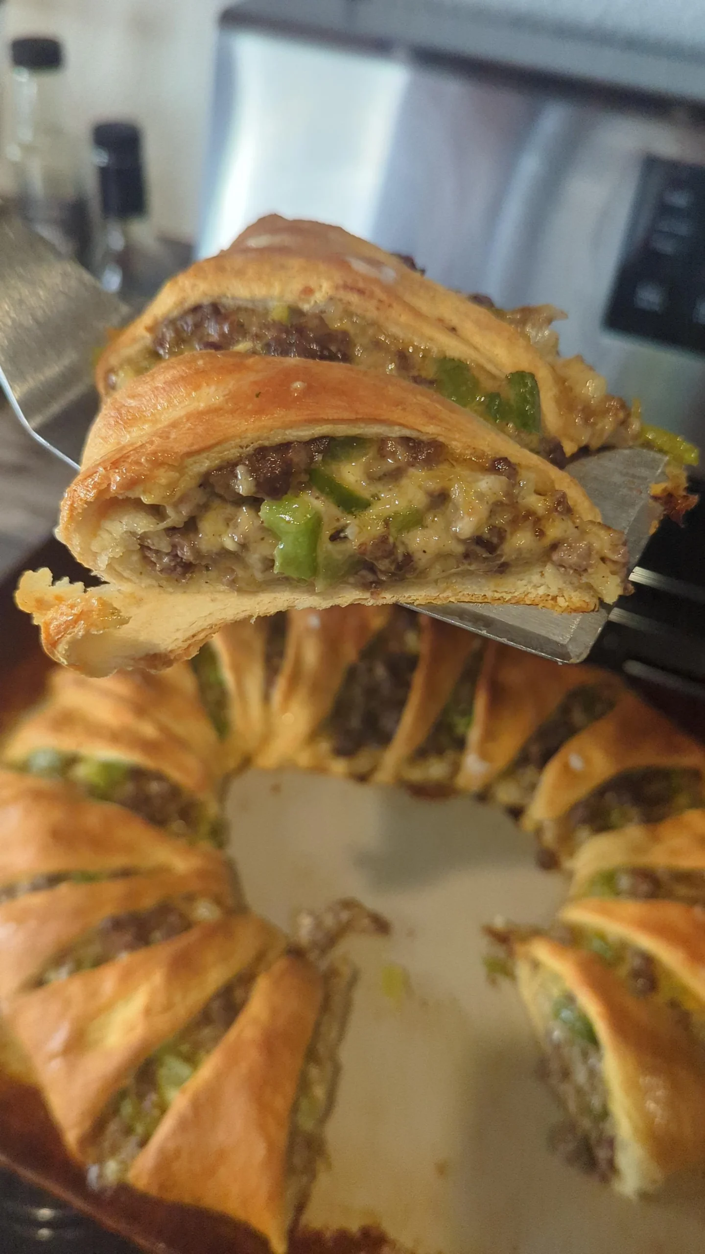 Corona di sfoglia ripiena con manzo, peperoni e provola: la torta salata rustica da condividere