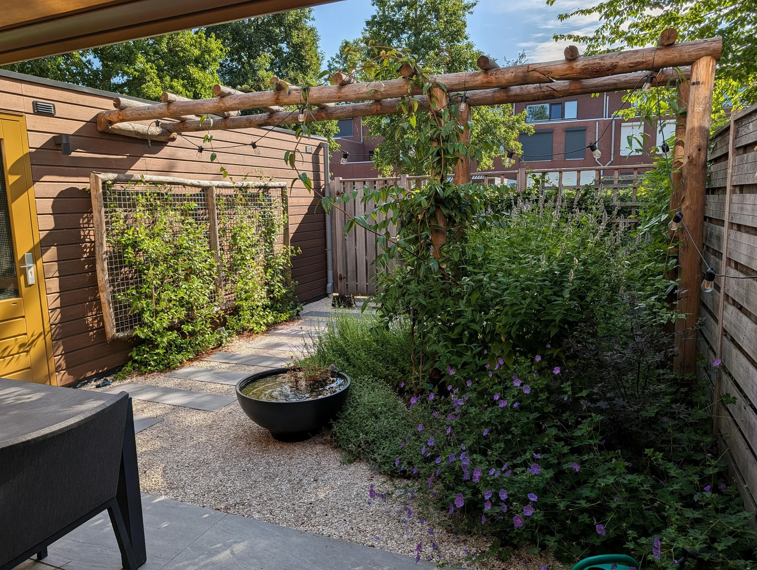 Depavimentazione del giardino urbano: come trasformare un cortile di cemento in oasi bioclimatica